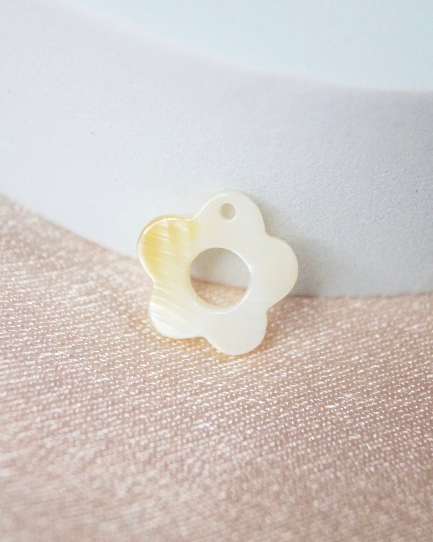 Breloque FLEUR NACRE