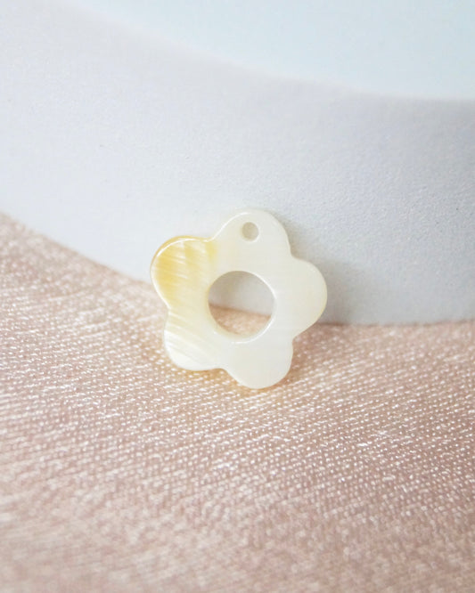 Breloque FLEUR NACRE