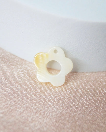 Breloque FLEUR NACRE