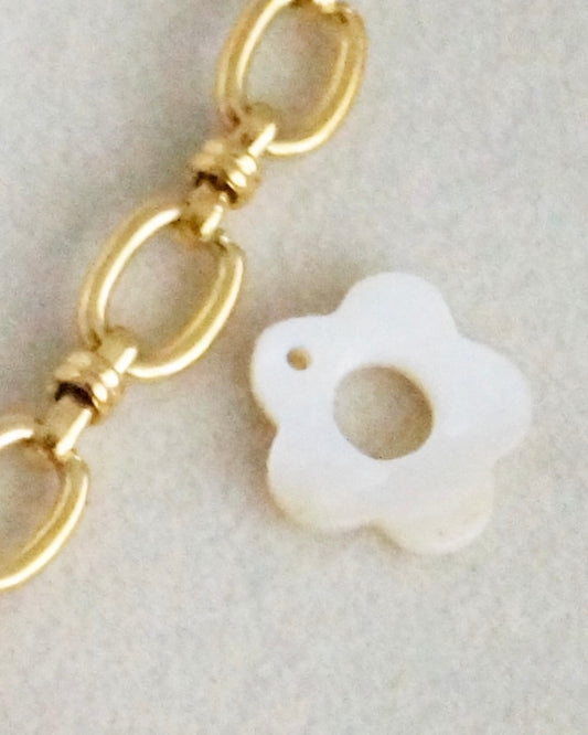 Breloque FLEUR NACRE